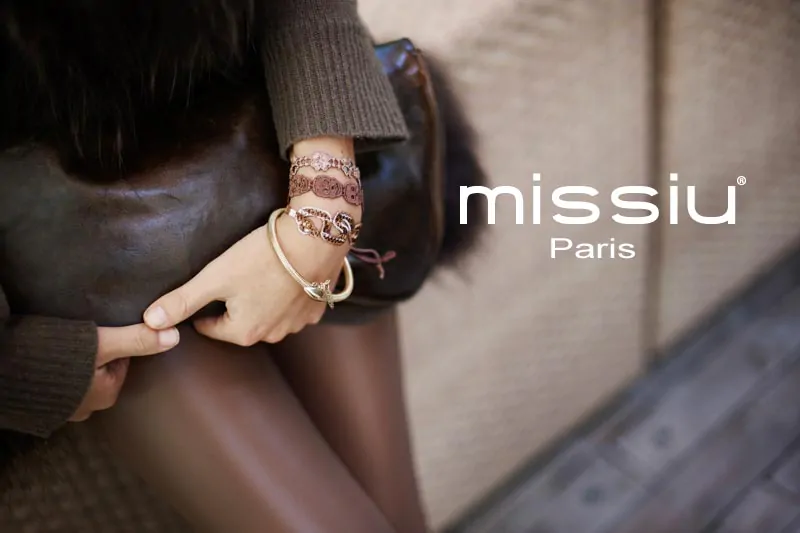 Quel modèle de bracelet femme tendance 2025 choisir ? Bracelet manchette missiu tete de mort avec d'autre bracelet