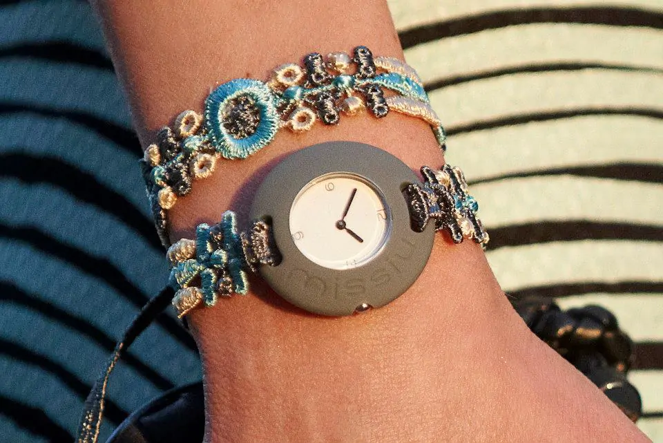 Quel modèle de bracelet femme tendance 2025 choisir ? Motre bracelet missiu louis pion avec un autre bracelet