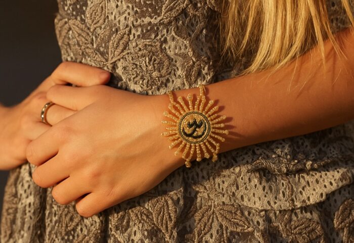 Bijou soleil pour femme pour illuminer son style Bijou soleil pour femme fait à la main porté avec une robe assortie