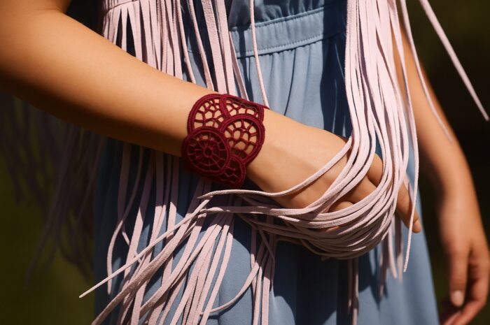 Bracelet ajouré en tissu : l'élégance subtile à votre poignet Bracelet ajouré en tissu de couleur grenat assorti avec les couleurs de la tenue