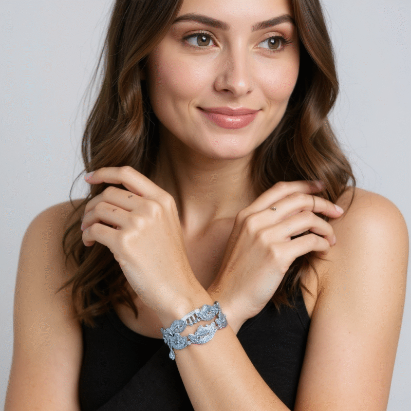 Bracelet liberty sans fermoir porté par une femme