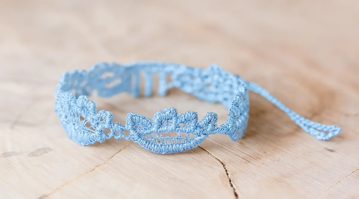 Bracelet motif Couronne bleu sur un table en bois