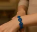 Bracelet tissu de luxe porté par une femme