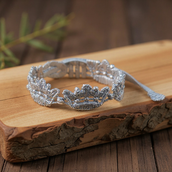 Tuto bracelet Liberty sans fermoir : rapide & stylé bracelet motif couronne sur un bois avec un fond naturel