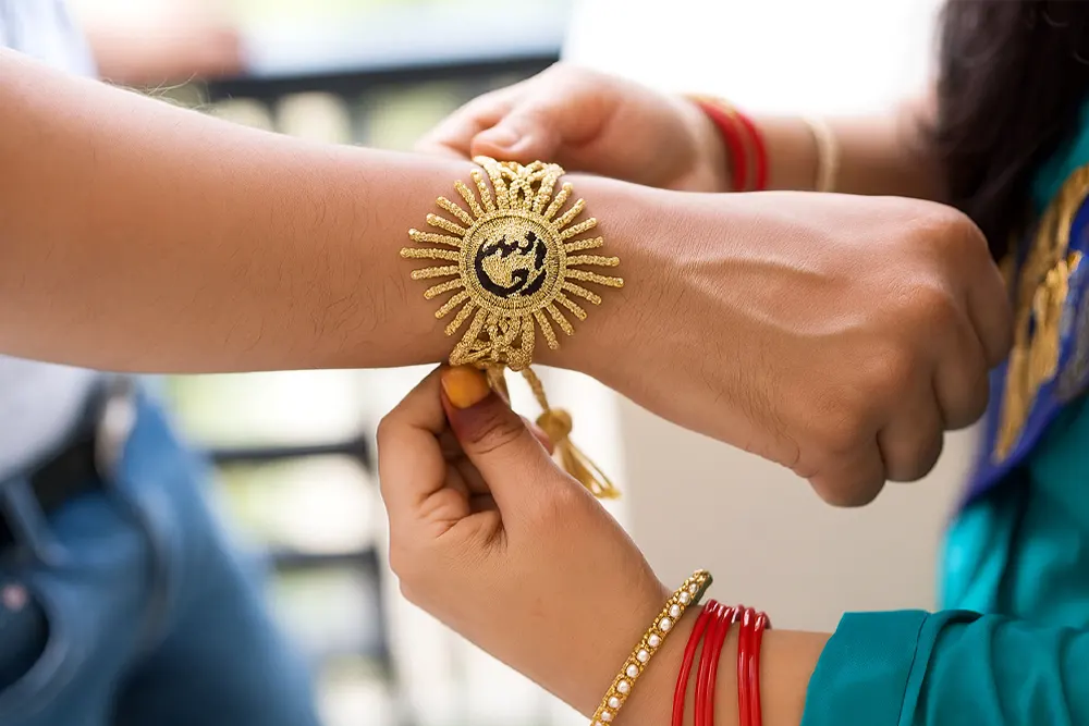 Pourquoi adopter un bracelet en tissu pour festival ? Bracelet en tissu pour festival motif soleil attaché par une femme