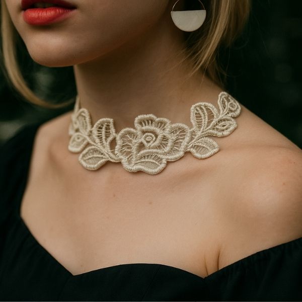 Quel collier doré choisir pour sublimer votre style? Porter un collier doré en tissu pour une cérémonie
