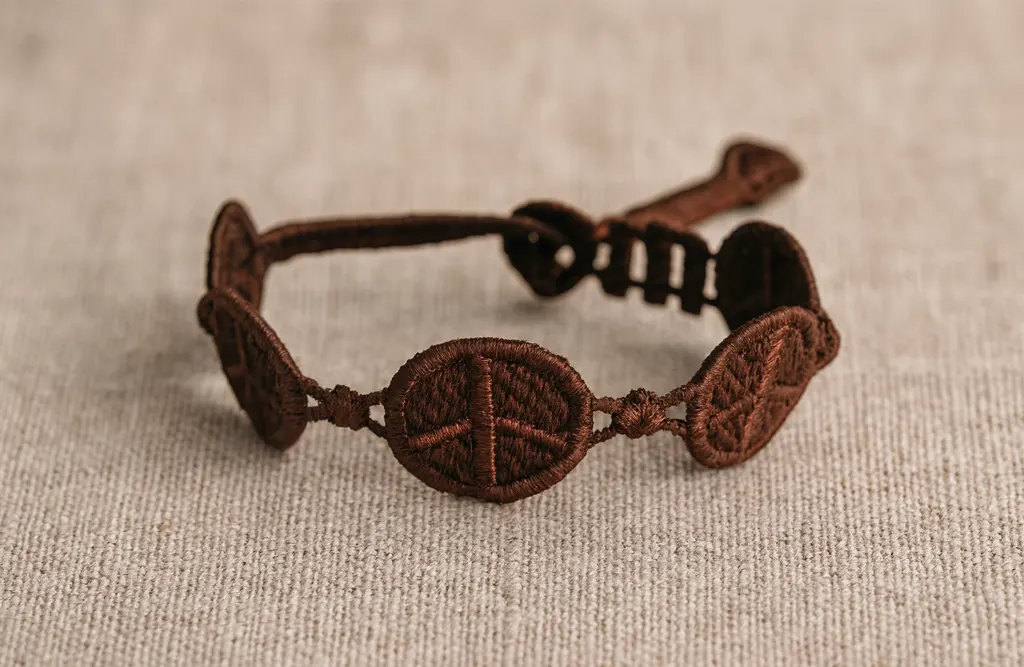 Bracelet femme en argent ou en tissu, lequel adopter pour se démarquer? bracelet tissu peace marron fond naturel