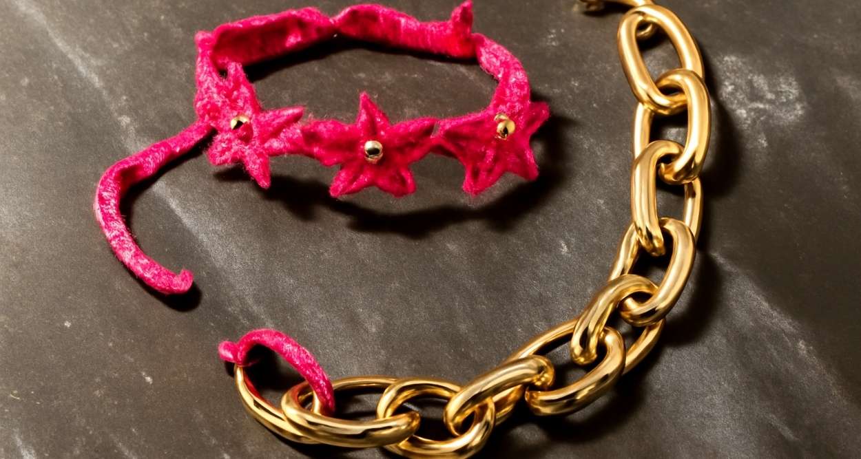 Bracelet chaîne ou tissu : lequel est idéal pour un enfant ? Bracelet chaîne et bracelet tissu sur un table