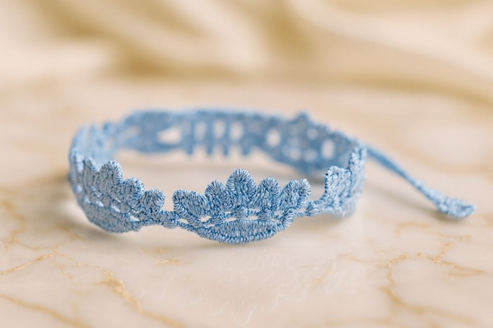 Bracelet en tissu dentelle bleu ciel motif couronne