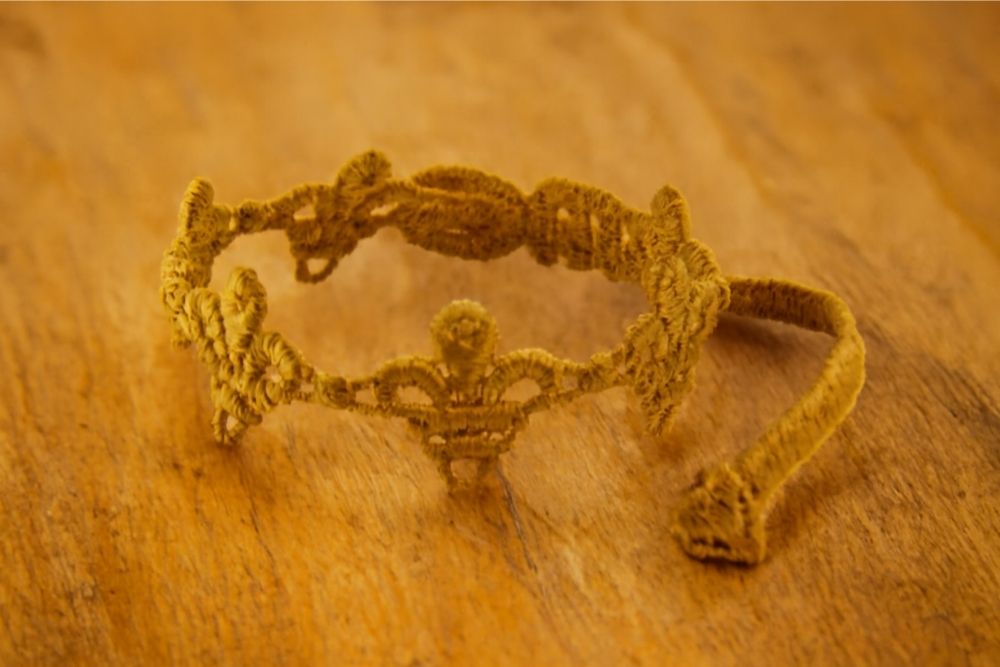Bracelet chaîne ou tissu : lequel est idéal pour un enfant ? Bracelet fleur de lys