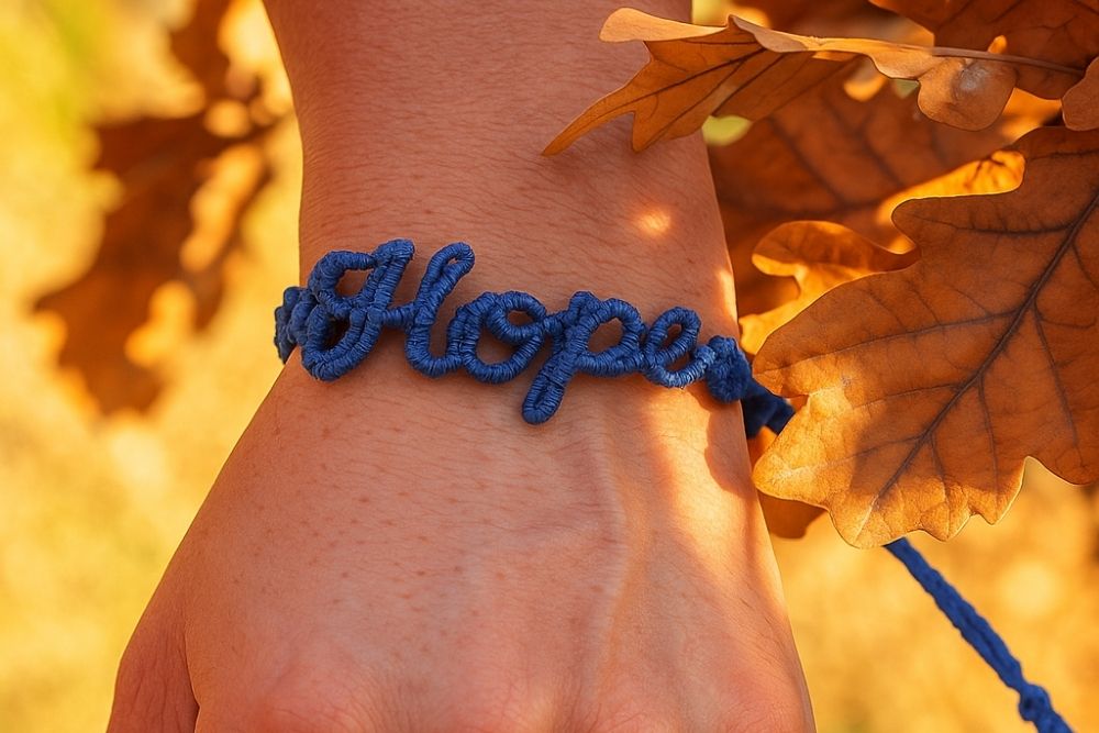 Quel type de bracelet à graver pour femme choisir ? Bracelet gravé hope bleu de missiu
