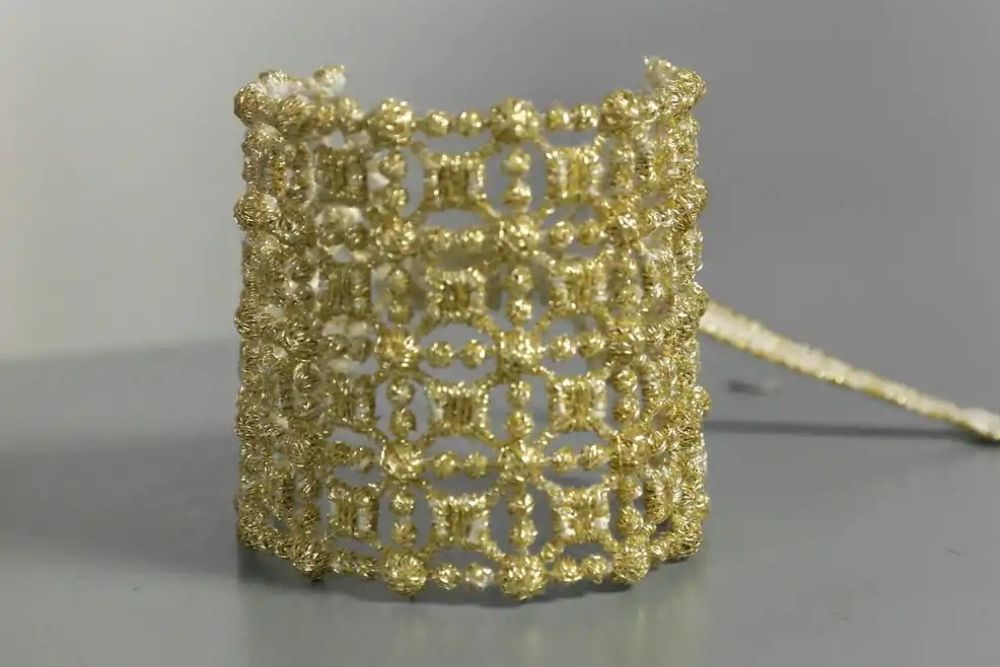 Comment bien choisir un bracelet doré pour femme ? Bracelet manchete clou dorée