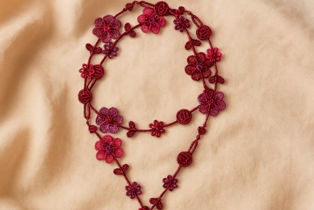 Collier flower-power couleur grenat de missiu