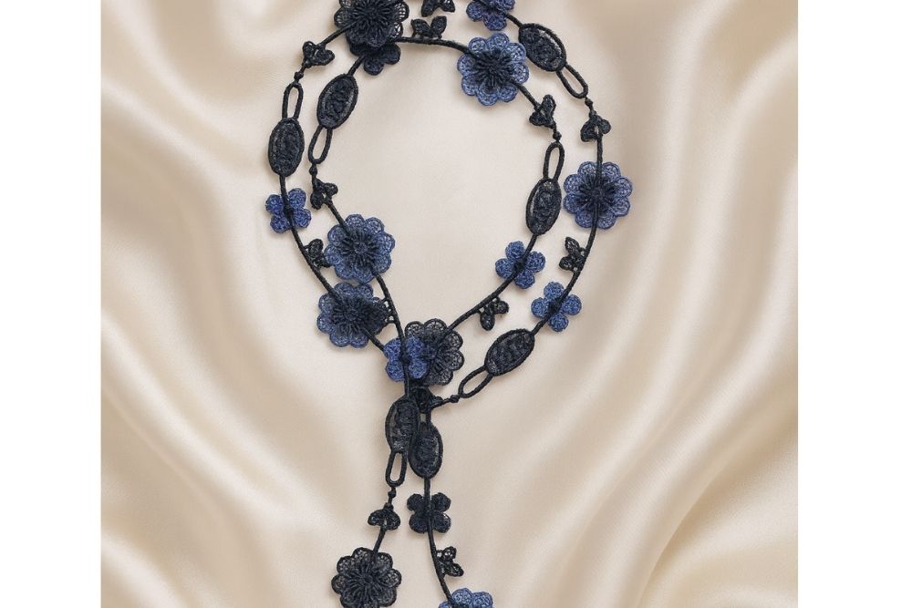 Collier pendant en tissu : un accessoire à avoir dans sa collection ? Collier pendant motif floral de missiu