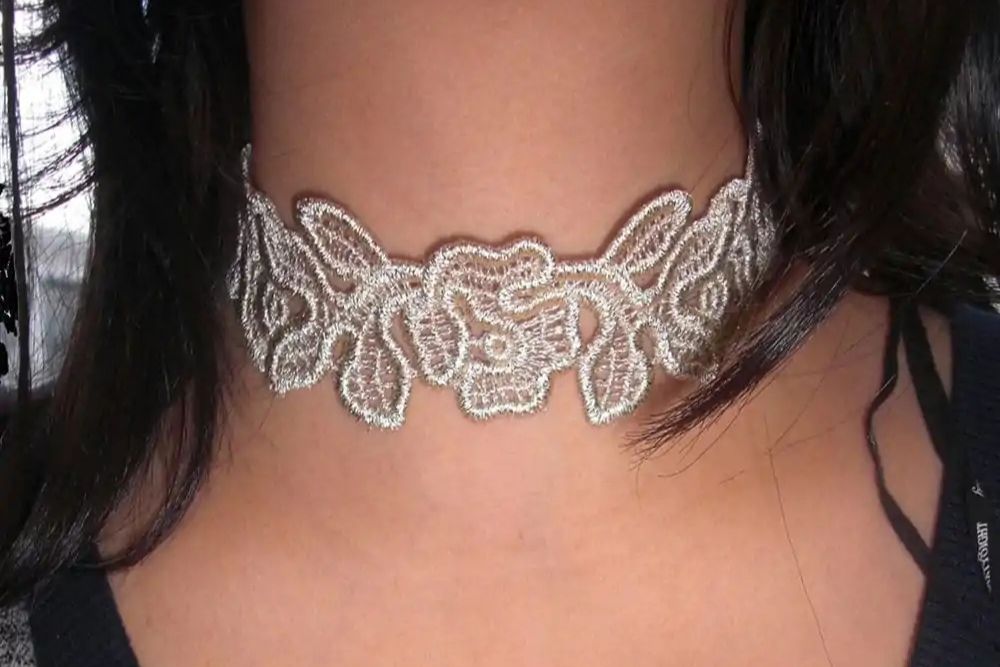 Collier fin : pourquoi choisir un modèle en fil satiné ? Collier ras du cou de missiu couleur blanc