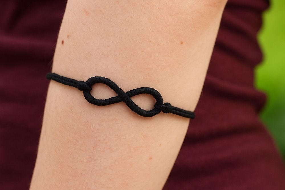 Bracelet fin : un accessoire parfait au quotidien bracelet a motif infini de missiu