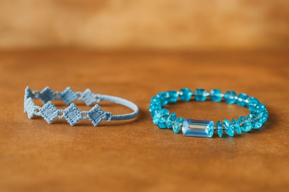 Bracelet en plastique ou bracelet en tissu : lequel pour un évènement ? bracelet motif trefle et plastique sur une table