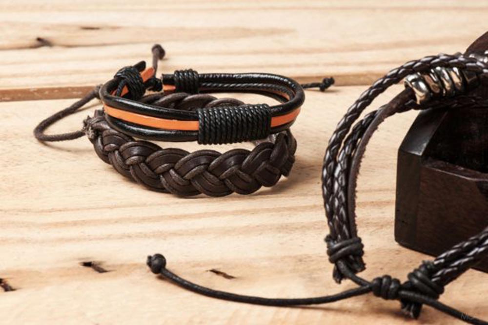 Comment associer des bijoux en cuir avec des bijoux en fil satiné ? Bijoux en cuir