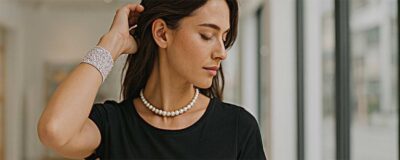 Collier ras de cou en perles accompagné de bracelet en tissu