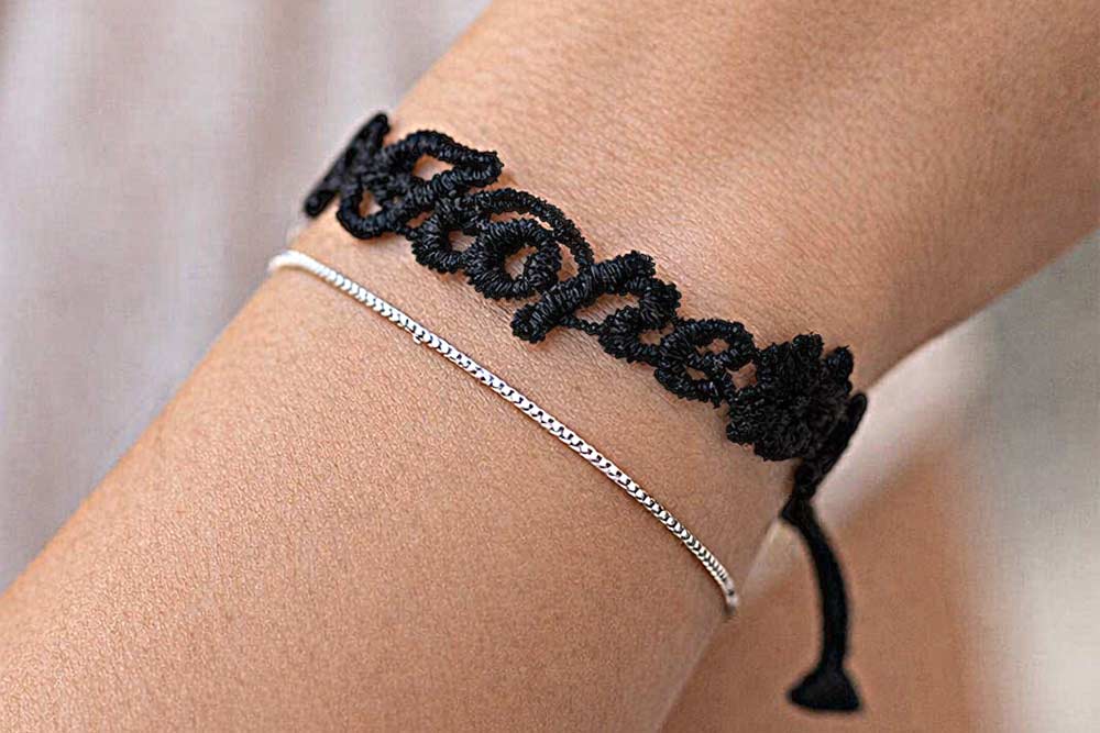 Bracelet fin en argent et bracelet en fil satiné