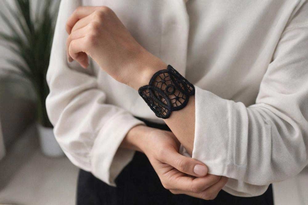 Bracelet noir pour femme en tissu dentelle