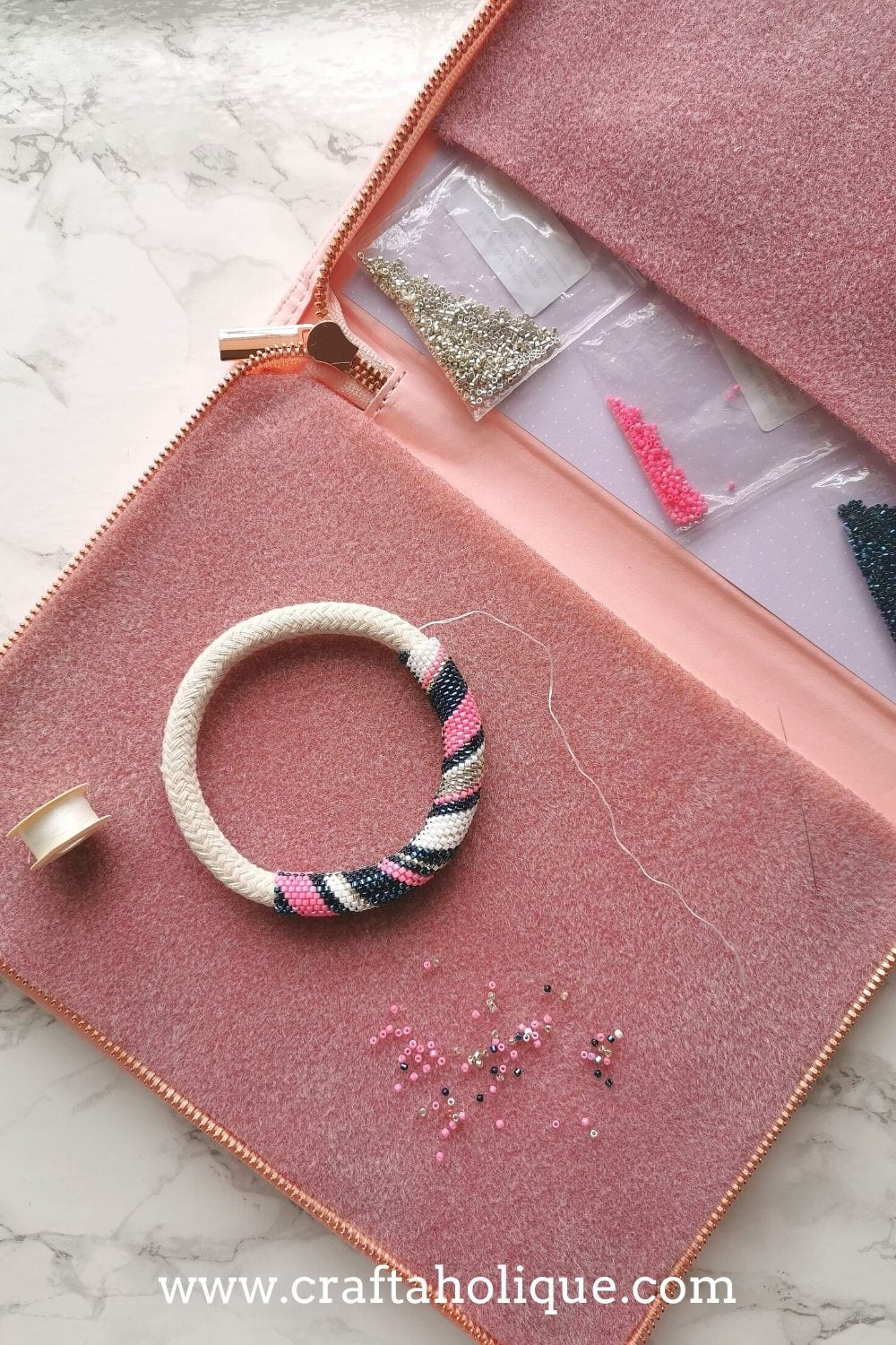 Étui de rangement pour perles DIY (avec tapis de perles) Tapis de perles DIY et étui de rangement - vue intérieure.