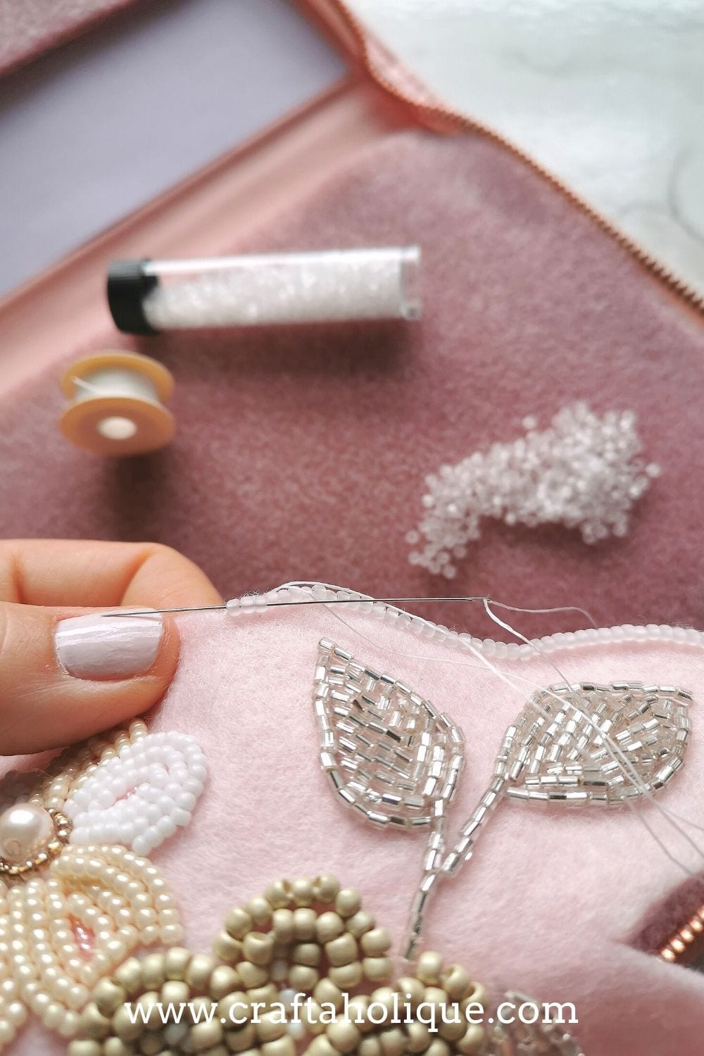 Étui de rangement pour perles DIY (avec tapis de perles) Coudre un bord perlé sur un tissu brodé de perles.