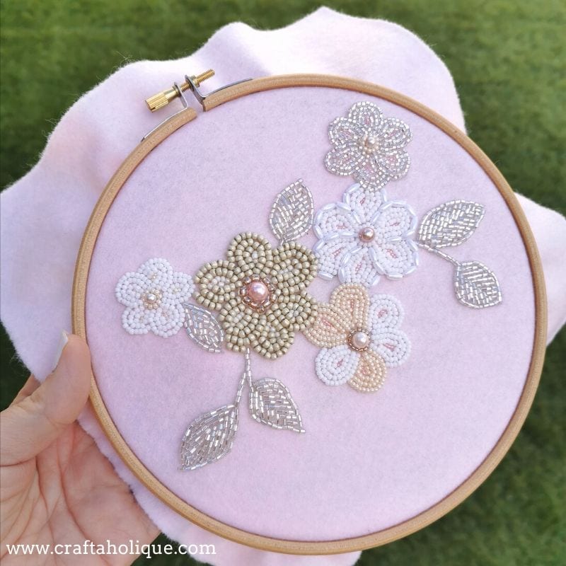 Étui de rangement pour perles DIY (avec tapis de perles) Fleurs brodées de perles pour le devant de la mallette de rangement pour perles DIY.