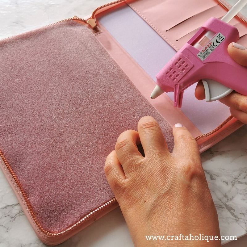 Étui de rangement pour perles DIY (avec tapis de perles) Mallette de rangement pour perles DIY - en utilisant un pistolet à colle pour ajouter un tapis de perles en mousse.