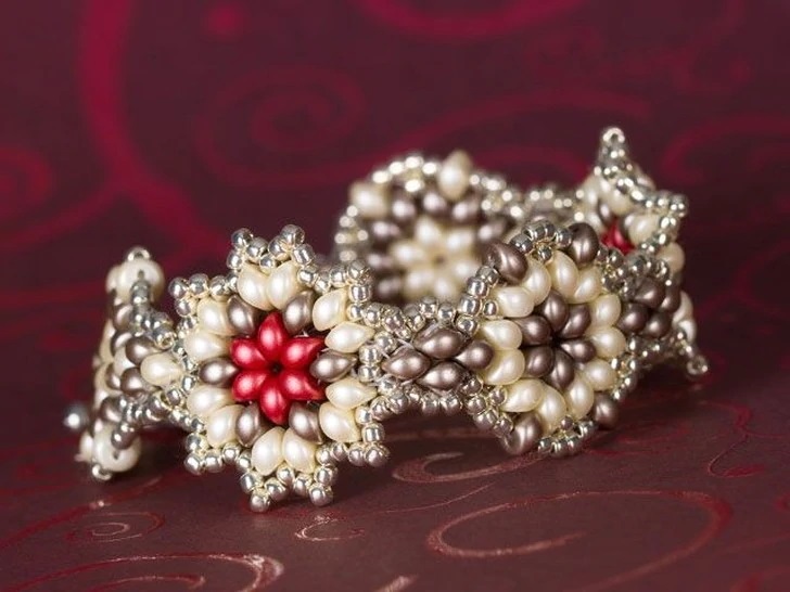 Votre guide des perles à deux et quatre trous Bracelet Es-O Mini Perles