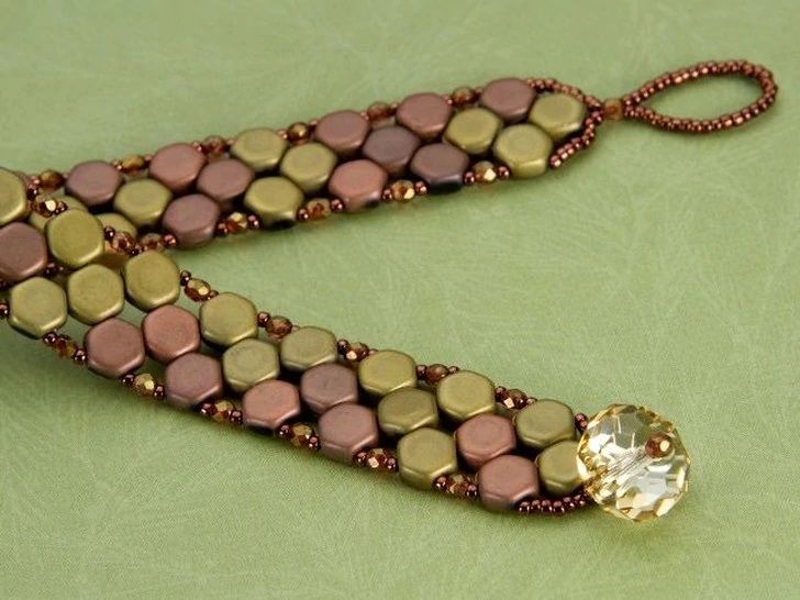 Votre guide des perles à deux et quatre trous Bracelet de perles en nid d'abeille