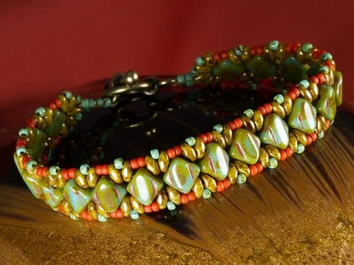 Votre guide des perles à deux et quatre trous Bracelet de perles de diamant soyeux