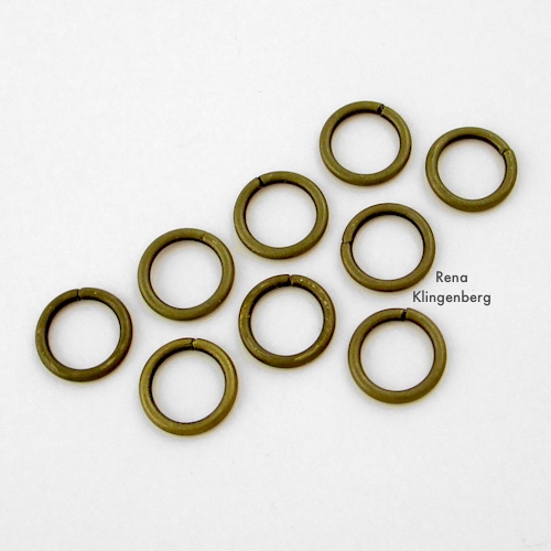 Anneaux de saut pour le tutoriel de bracelet Patina Hardware par Rena Klingenberg