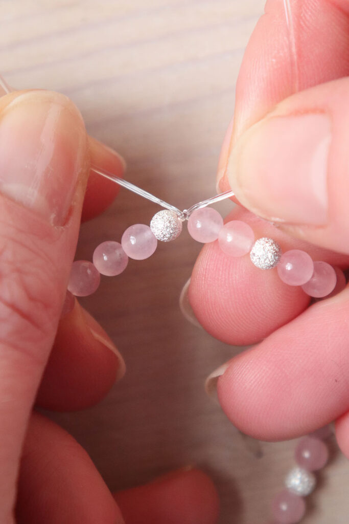 1769629195 339 Comment fabriquer un bracelet de pierres precieuses