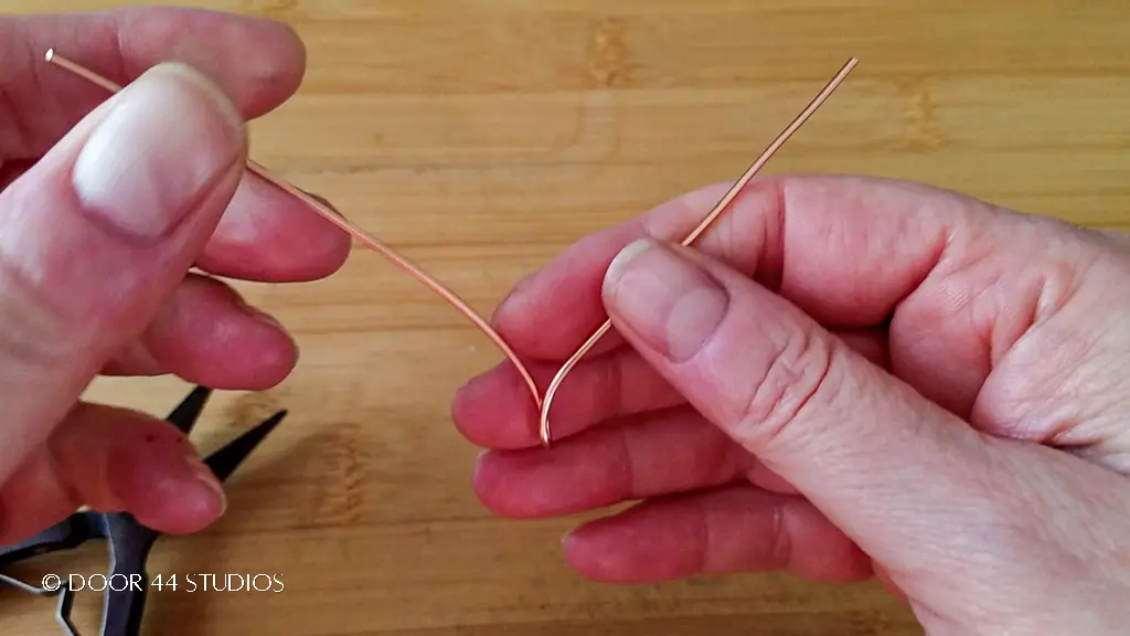 Préparation du fil avant de former la première courbe du pendentif coeur en fil simple et rapide