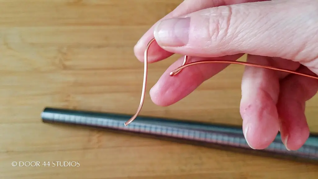 L'extrémité coupée du fil est maintenant légèrement courbée pour former une ligne agréable.