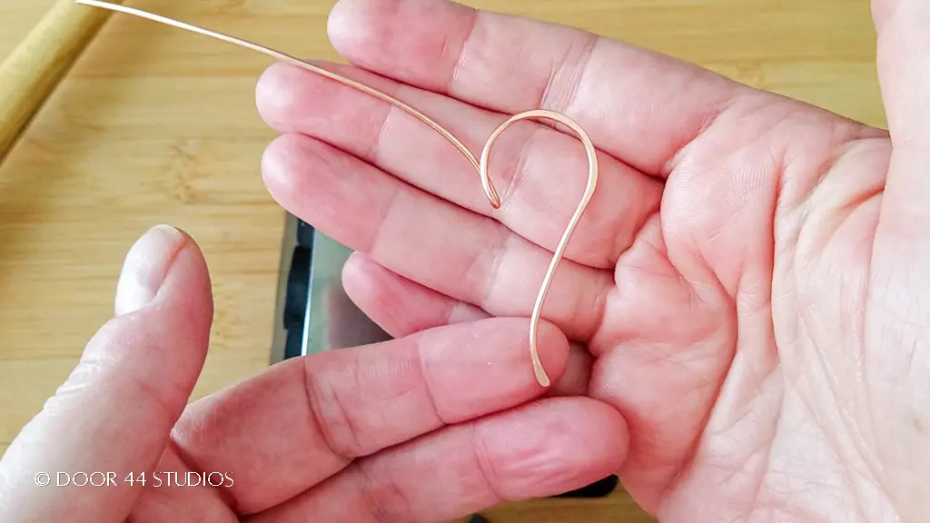 La première moitié de la forme du cœur après avoir martelé les courbes pour ajouter de la force et de la dimension