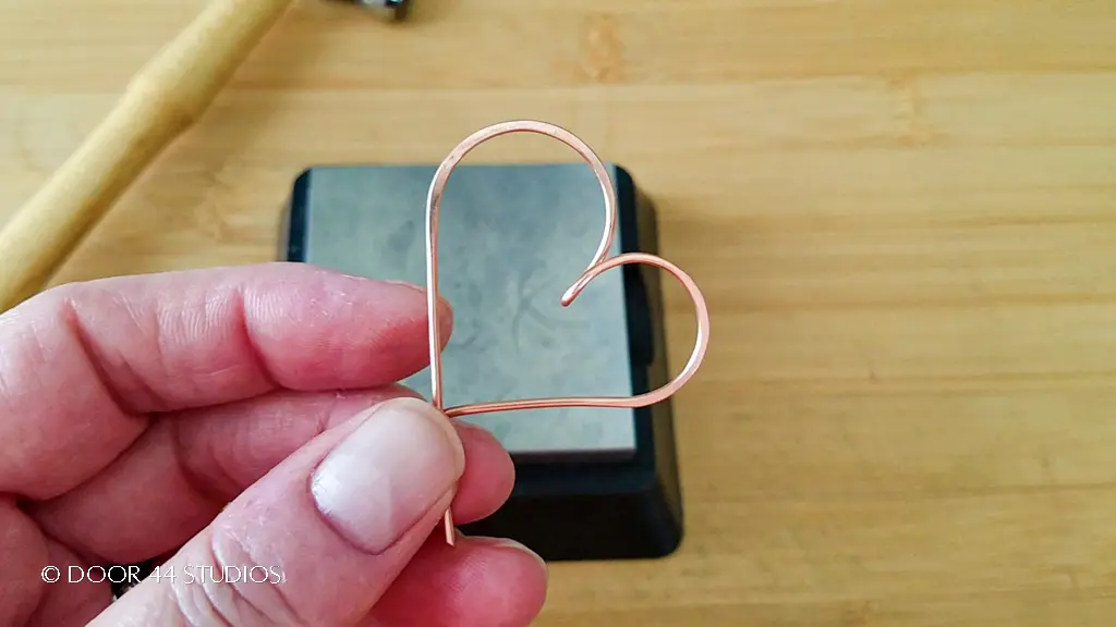 Le pendentif coeur en fil de fer après avoir martelé la deuxième courbe de la forme du coeur
