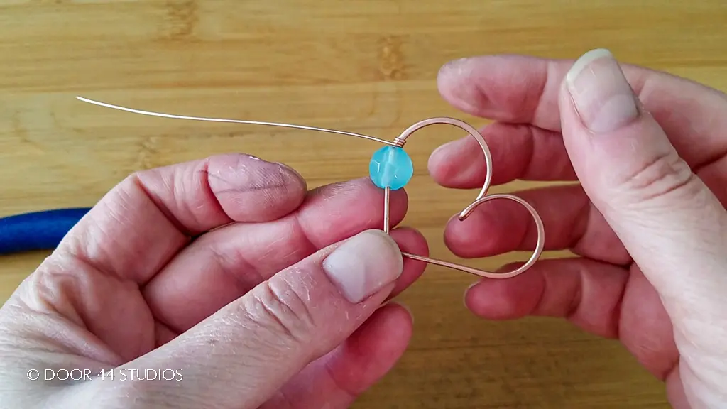 Cette image montre le fil central de la bobine enroulée ancrée au cadre en forme de cœur.