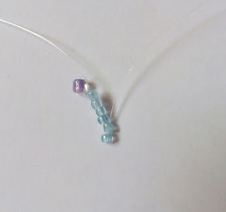 1769813922 36 Belle fleur perlee selon la technique du filet de perles