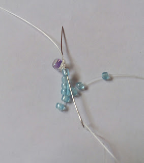 1769813923 352 Belle fleur perlee selon la technique du filet de perles