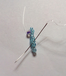 1769813924 50 Belle fleur perlee selon la technique du filet de perles