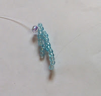 1769813928 232 Belle fleur perlee selon la technique du filet de perles