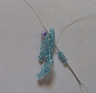 1769813931 105 Belle fleur perlee selon la technique du filet de perles