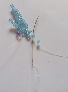 1769813933 317 Belle fleur perlee selon la technique du filet de perles