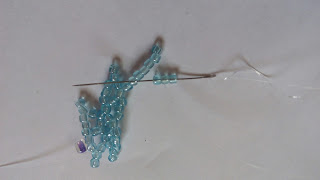 1769813937 921 Belle fleur perlee selon la technique du filet de perles