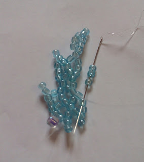 1769813938 617 Belle fleur perlee selon la technique du filet de perles