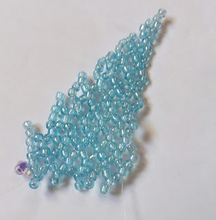 1769813939 369 Belle fleur perlee selon la technique du filet de perles