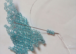 1769813941 724 Belle fleur perlee selon la technique du filet de perles