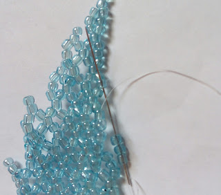 1769813942 302 Belle fleur perlee selon la technique du filet de perles